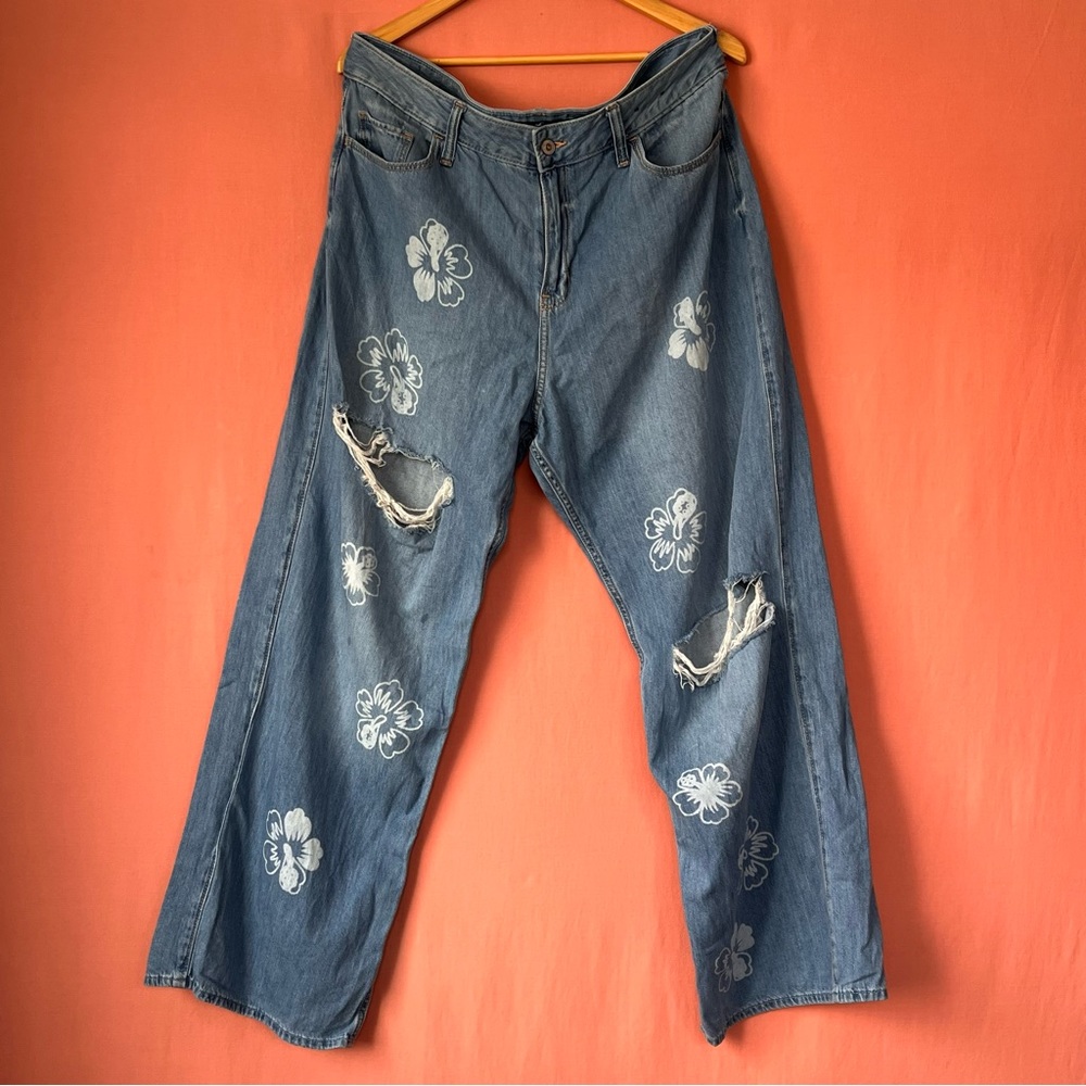 Size 33 Hollister Distressed Floral High Rise Baggy Jean